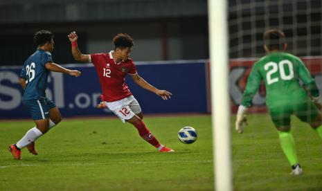 Pesepak bola Tim Nasional Indonesia U-19 Mikael Alfredo Tata (tengah) menembakkan bola ke arah gawang Tim Nasional Brunei Darussalam U-19 dalam laga penyisihan Grup A Piala AFF U-19 2022 di Stadion Patriot Candrabhaga, Bekasi, Jawa Barat, Senin (4/7/2022).