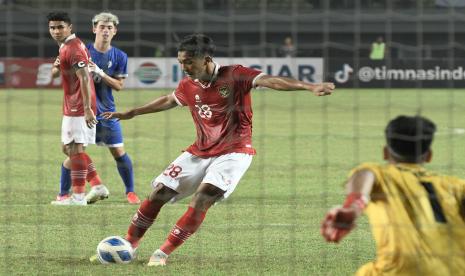 Pesepak bola Tim Nasional Indonesia U-19 Rabbani Tasnim (tengah) melakukan tendangan penalti kedua ke gawang Tim Nasional Filipina U-19 dalam laga penyisihan Grup Piala AFF U-19 2022 di Stadion Patriot Chandrabhaga, Bekasi, Jawa Barat, Jumat (8/7/2022). Indonesia menang dengan skor 5-1. 