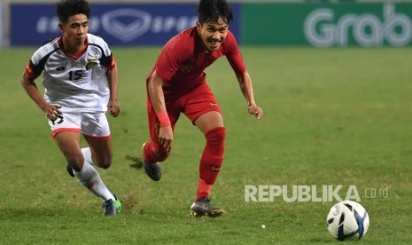 Pesepak bola tim nasional Indonesia U-23 Witan Sulaeman (kanan).