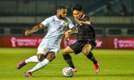 Pesepak bola tim nasional Indonesia Witan Sulaeman (kanan) berebut bola dengan pesepak bola Tim Nasional Curacao Leandro Jones (kiri) pada pertandingan Fifa Match Day. Pelatih Timnas Indonesia Shin Tae-yong mengapresiasi perjuangan tim asuhannya untuk memenangkan pertandingan FIFA Matchday kedua melawan Curacao di Stadion Pakansari, Kabupaten Bogor, Selasa (27/9/2022) malam WIB. Ia mengucapkan terimakasih kepada tim yang sudah bekerja keras.