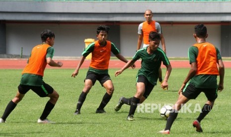 Pesepak bola tim nasional (timnas) Indonesia U-16 mengikuti latihan di Lapangan Stadion Patriot Candrabhaga, Bekasi, Jawa Barat, beberapa waktu lalu.