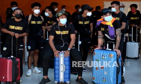 Pesepak bola Tim Nasional Timor Leste tiba di Bandara Internasional I Gusti Ngurah Rai, Badung, Bali, Selasa (25/1/2022). Timnas Timor Leste tiba di Bali untuk bertanding melawan Timnas Indonesia dalam pertandingan uji coba internasional di Stadion Kapten I Wayan Dipta Bali pada 27 dan 30 Januari 2022 sekaligus untuk menjalani pemusatan latihan di Bali menjelang Piala AFF U-23 2022 di Kamboja. 