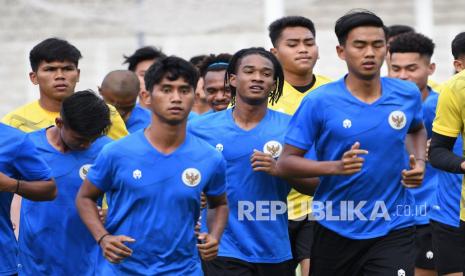 Para pesepak bola tim nasional U-19 Indonesia dalam pemusatan latihan di Stadion Madya Gelora Bung Karno, Senayan, Jakarta, Rabu (2/3/2022). Sebanyak 32 pesepak bola hadir dalam pemusatan latihan untuk persiapan menghadapi Piala Dunia U-20 2023. 