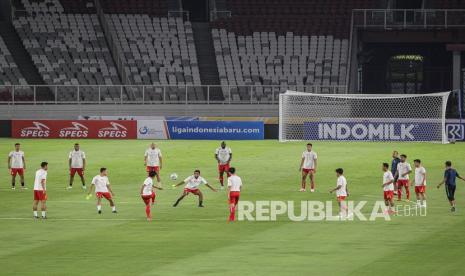 Persik Kediri mengikuti sesi latihan di Stadion Utama Gelora Bung Karno, Senayan, Jakarta, Kamis (26/8/2021). Latihan tersebut dilakukan jelang laga pembuka BRI Liga 1 2021-2022 pada Jumat (27/8). 