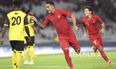 Pesepak bola timnas Indonesia Alberto Goncalves melakukan selebrasi seusai mencetak gol ke gawang Vanuatu pada pertandingan persahabatan di Stadion Utama Gelora Bung Karno, Senayan, Jakarta, Sabtu (15/6/2019).