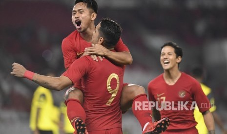 Pesepak bola timnas Indonesia Alberto Goncalves (tengah) bersama Andik Vermansah (kiri) dan Irfan Bachdim (kanan) melakukan selebrasi seusai mencetak gol ke gawang Vanuatu pada pertandingan persahabatan di Stadion Utama Gelora Bung Karno, Senayan, Jakarta, Sabtu (15/6/2019). 