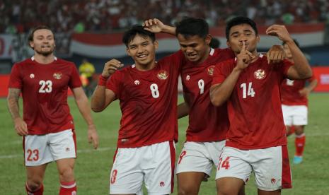 Pesepak bola Timnas Indonesia Asnawi Mangkualam (kanan) berselebrasi bersama rekan-rekannya usai membobol gawang Timnas Nepal pada laga terakhir Grup A Kualifikasi Piala Asia 2023 di Stadion Internasional Jaber Al Ahmad, Kuwait, Selasa (14/6/2022). Indonesia menang dengan skor 7-0 atas Nepal sekaligus memastikan diri lolos ke putaran final Piala Asia 2023 sebagai runner up terbaik.