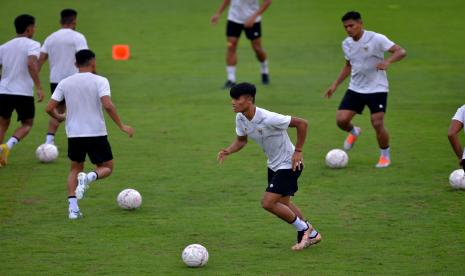 Pesepak bola Timnas Indonesia berlatih di Lapangan A Kompleks Gelora Bung Karno (GBK), Senayan, Jakarta.