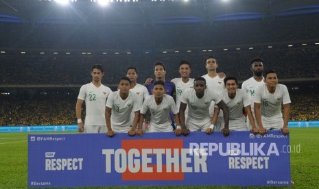 Pesepak bola timnas Indonesia berpose sebelum saat pertandingan kualifikasi Piala Dunia 2022 Grup G Zona Asia di Stadion Bukit Jalil, Kuala Lumpur, Malaysia, Selasa (19/11/2019).