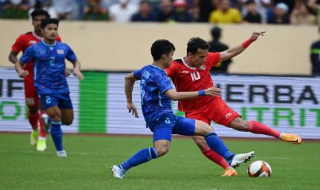 Pesepak bola Timnas Indonesia Egy Maulana Vikri (kanan) berebut bola dengan pesepak bola Timnas Thailand Airfan Doloh dalam pertandingan semifinal sepak bola SEA Games 2021 Vietnam di Stadion Thien Truong, Nam Dinh, Vietnam, Kamis (19/5/2022).