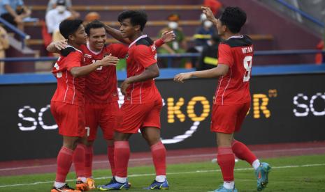 Pesepak bola Timnas Indonesia Egy Maulana Vikri (kedua kiri) melakukan selebrasi bersama rekannya usai mencetak gol ke gawang Filipina dalam laga lanjutan Grup A Sepak Bola SEA Games 2021 Vietnam di Stadion Viet Tri, Phu Tho, Vietnam, Jumat (13/5/2022). Indonesa menang atas Filipina dengan skor 4-0. 