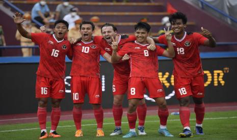 Pesepak bola Timnas Indonesia Egy Maulana Vikri (kedua kiri) melakukan selebrasi bersama rekannya usai mencetak gol ke gawang Filipina dalam laga lanjutan Grup A Sepak Bola SEA Games 2021 Vietnam di Stadion Viet Tri, Phu Tho, Vietnam, Jumat (13/5/2022). Indonesa menang atas Filipina dengan skor 4-0. 