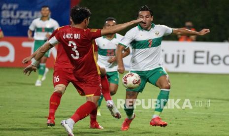 Pesepak bola Timnas Indonesia Ezra Walian (kanan) berebut bola dengan pesepak bola Timnas Vietnam Que Ngoc Hai (kiri) dalam pertandingan grup B Piala AFF 2020 di Stadion Bishan, Singapura, Rabu (15/12/2021). Pertandingan ini berakhir imbang tanpa gol.