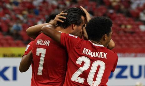 Pesepak bola Timnas Indonesia Ezra Walian (kiri) melakukan selebrasi dengan rekan-rekannya usai menjebol gawang Timnas Singapura dalam pertandingan Semi Final Leg 2 Piala AFF 2020 di National Stadium, Singapura, Sabtu (25/12/2021). 