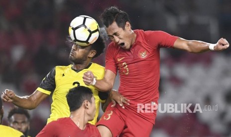 Pesepak bola timnas Indonesia Hansamu Yama (kanan)