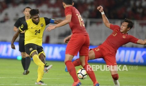 Pesepak bola timnas Indonesia Hansamu Yama Pranata (kanan) berusaha menghadang tendangan dari pesepak bola timnas Vanuatu Kensi Tangis (kiri) saat pertandingan persahabatan di Stadion Gelora Bung Karno, Jakarta, Sabtu (15/6/2019).