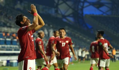 Pesepak bola timnas Indonesia I Kadek Agung (kiri) berselebrasi usai membobol gawang timnas Thailand dalam pertandingan Grup G Kualifikasi Piala Dunia 2022 zona Asia di Dubai, Uni Emirat Arab, Kamis (3/6/2021) malam. Timnas Indonesia menahan seri 2-2 timnas Thailand dalam pertandingan tersebut.