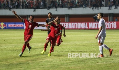 Pesepak bola timnas Indonesia Irfan Bachdim (tengah) melakukan selebarasi setelah mencetak gol pada laga persahabatan di Stadion Maguwoharjo, Sleman, DI Yogyakarta, Minggu (9/10). 