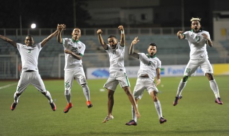 Pesepak bola timnas Indonesia meluapkan kegembiraan setelah mengalahkan Singapura pada laga penyisiha Grup A Piala AFF 2016 di stadion Rizal Memorial, Manila, Filipina, Jumat (25/11). Indonesia melaju ke babak semifinal AFF setelah menang atas Singapura de