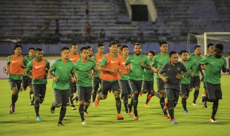 Pesepak bola Timnas Indonesia menggelar latihan di Stadion Manahan, Solo, Jawa Tengah, Senin (5/9). 