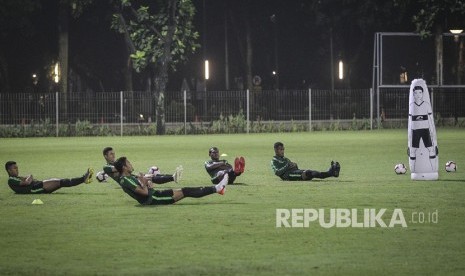 Pesepak bola timnas Indonesia mengikuti sesi latihan di lapangan ABC Gelora Bung Karno (GBK), Senayan, Jakarta, Jumat (7/6/2019). 