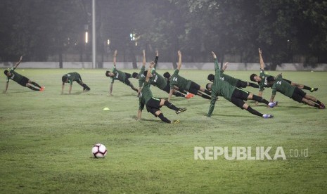 Pesepak bola timnas Indonesia mengikuti sesi latihan di lapangan ABC Gelora Bung Karno (GBK), Senayan, Jakarta, Jumat (7/6/2019).