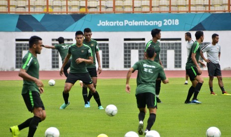 Pesepak bola Timnas Indonesia menjalani latihan di Stadion Wibawa Mukti, Cikarang, Kabupaten Bekasi, Jawa Barat, Sabtu (3/11/2018). 