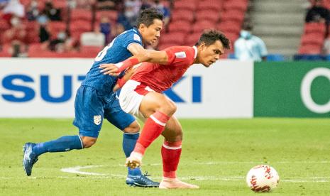 Pesepak bola Timnas Indonesia Rachmat Irianto (kanan) menghalangi pergerakan pesepak bola Timnas Thailand Chanatip Songkrasin (kanan) dalam pertandingan Babak Final Leg 2 Piala AFF 2020 di National Stadium, Singapura, Sabtu (1/1/2022). 