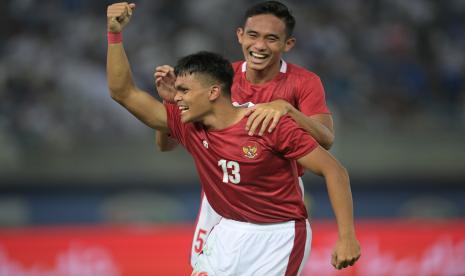 Pesepak bola timnas Indonesia Rachmat Irianto (kiri) berselebrasi dengan rekannya, Rizky Ridho (kanan).