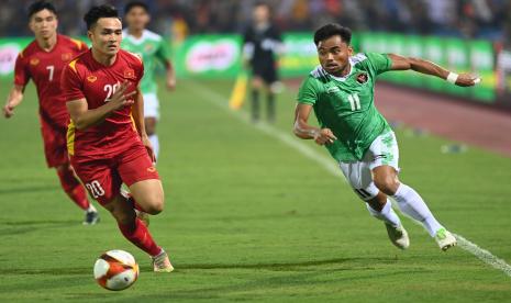 Pesepak bola timnas Indonesia Saddil Ramdani (kanan) berebut bola dengan pesepak bola Vietnam Anh Bui Hoang Viet (kiri) dalam laga perdana Grup A Sepak Bola SEA Games 2021 di Stadion Viet Tri, Phu Tho, Vietnam, Jumat (6/5/2022).