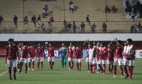 Pesepak bola Timnas Indonesia U-16 berselebrasi usai melawan Timnas Filipina U-16 saat laga AFF U-16 2022 di Stadion Maguwoharjo, Depok, Sleman, D.I Yogyakarta,  (31/7/2022). Timnas U-16 Indonesia mengalahkan Timnas Filipina U-16 dengan skor akhir 2-0. 