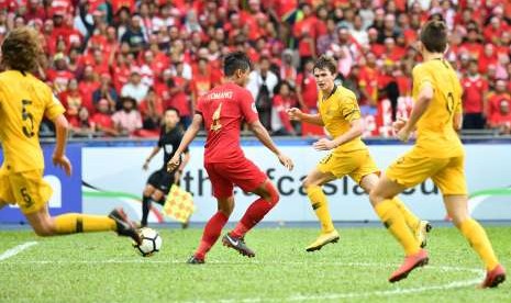 Pesepak bola Timnas Indonesia U-16 Komang Teguh Trisnanda (kedua kiri) berebut bola dengan tiga pesepak bola Australia pada pertandingan perempat final Piala AFC U-16 di Stadion Nasional Bukit Jalil, Malaysia, Senin (1/10).