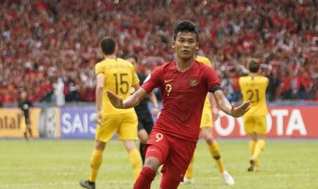 Pesepak bola Timnas Indonesia U-16 Sutan Zico melakukan selebrasi seusai mencetak gol ke gawang Australia pada pertandingan perempat final Piala AFC U-16 di Stadion Nasional Bukit Jalil, Malaysia, Senin (1/10).