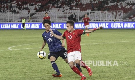 Pesepak bola timnas Indonesia U-19 Egy Maulana (kanan) berebut bola dengan pesepak bola timnas Jepang U-19 Kawai Ayumu (kiri) dalam laga persahabatan di Stadion Utama Gelora Bung Karno (SUGBK), Senayan, Jakarta, Ahad (25/3). 