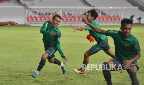 Pesepak bola Timnas Indonesia U-19 Egy Maulana Vikri (kiri) berlatih bersama rekannya di Stadion Utama Gelora Bung Karno (SUGBK), Senayan, Jakarta (ilustrasi)