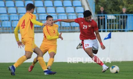 Pesepak bola timnas Indonesia U-19 Saddam Emiruddin (kanan) melepaskan tembakan dengan dibayangi pesepak bola Macedonia Utara Slave Markoski (kiri) dan Filip Kostovski (tengah) pada laga uji coba di Stadion NK Junak Sinj, Split, Kroasia, Ahad (11/10/2020). Timnas Indonesia menang 4-1 atas Macedonia Utara.