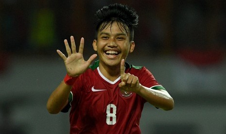 Pesepak bola Timnas Indonesia U-19 Witan Sulaeman melakukan selebrasi setelah mencetak gol pertama bagi Indonesia saat melawan Timnas Thailand U-19 dalam pertandingan persahabatan di Stadion Wibawa Mukti, Kabupaten Bekasi, Jawa Barat, Ahad (8/10). 