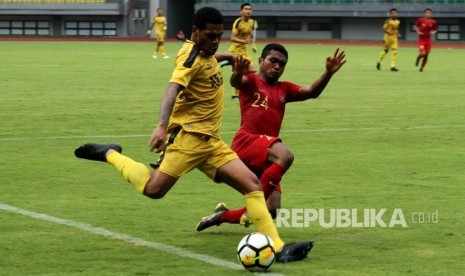 Pesepak bola Timnas Indonesia U-22 Billy (kanan) berusaha menghadang pesepak bola Bhayangkara FC Vendri Mofu (kiri) pada laga pertandingan persahabatan di Stadion Patriot Candrabhaga, Bekasi, Jawa Barat, Rabu (6/2/2019). 