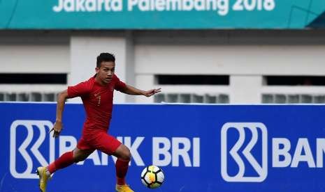 Pesepak bola Timnas Indonesia U19 Egy Maulana Vikri menggiring bola saat menghadapi Timnas Yordania U19 dalam pertandingan persahabatan di Stadion Wibawa Mukti, Cikarang Timur, Jawa Barat, Sabtu (13/10). Timnas Indonesia U19 menang 3-2. 