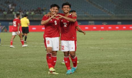 Pesepak bola timnas Indonesia Witan Sulaeman dan Pratama Arhan (kanan) berselebrasi usai membobol gawang timnas Nepal pada laga terakhir Grup A Kualifikasi Piala Asia 2023 di Stadion Internasional Jaber Al Ahmad, Kuwait, Selasa (14/6/2022). Indonesia menang dengan skor 7-0 atas Nepal sekaligus memastikan diri lolos ke putaran final Piala Asia 2023 sebagai runner-up terbaik. 