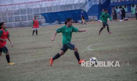 Pesepak bola Timnas Putri Indonesia U-16 Zahra Naqiyyah Primadi (tengah) menggiring bola saat pemusatan latihan di Stadion Soemitro Kolopaking, Banjarnegara, Jawa Tengah, Kamis (9/8).