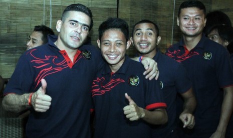 Pesepak bola Timnas Senior Indonesia Cristian Gonzales (kiri) bersama Evan Dimas (kedua kiri), Kapten Timnas Firman Utina (kedua kanan) dan penjaga gawang Dian Agus Prasetio (kanan) berfoto bersama usai pengumuman pemain Timnas Senior Indonesia di Karawaci