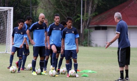 Pesepak bola Timnas Senior Indonesia Zulham Zamrun (kiri) dibayangi pemain lainnya menggiring bola saat latihan di lapangan Sekolah Pelita Harapan (SPH), Karawaci, Kabupaten Tangerang, Banten, Rabu (5/11). (Antara/Muhammad Iqb