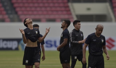 Pesepak bola Timnas Thailand melakukan latihan saat uji coba lapangan di Phillippine Sport Stadium, Bocaue, Filipina, Jumat (18/11). 