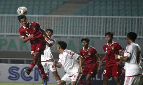 Pesepak bola Timnas U-20 Indonesia Sultan Zaky Pramana (kiri) menyundul bola dalam sebuah laga internasional. 