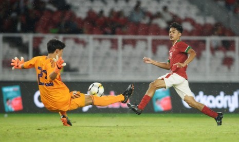 Penyerang Persija Jakarta dan timnas Indonesia, Aji Kusuma (kanan).