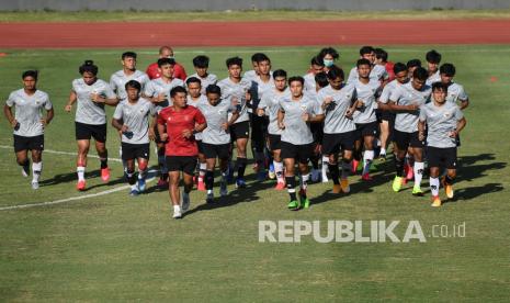 Pesepak bola Timnas U-19 berlatih di Stadion Madya, Kompleks Gelora Bung Karno Senayan, Jakarta, Jumat (28/8/2020). Sebanyak 20 pesepak bola Timnas U-19 akan berangkat menuju Kroasia untuk menjalani pemusatan latihan. 