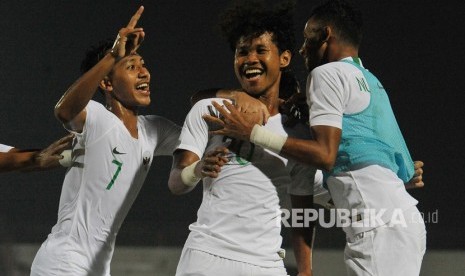 Pesepak bola Timnas U-19 Indonesia Bagus Kahfi (tengah)