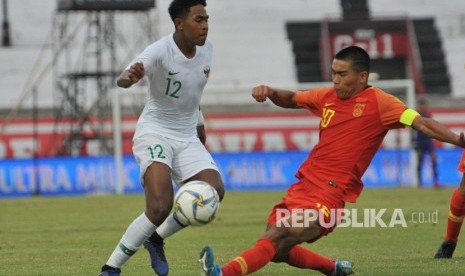 Pesepak bola timnas U-19 Indonesia Braif Fatari (kiri).