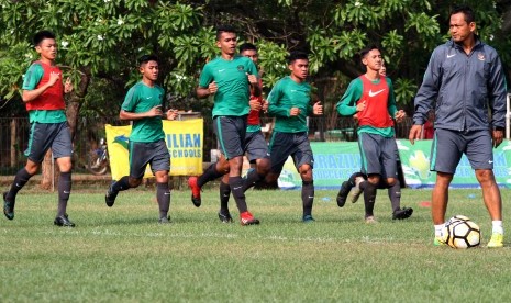 Pesepak bola Timnas U-19 Indonesia mengikuti latihan perdana di Lapangan Legenda Football Arena, kawasan Tambun Selatan, Bekasi, Jawa Barat, Jumat (29/9). 